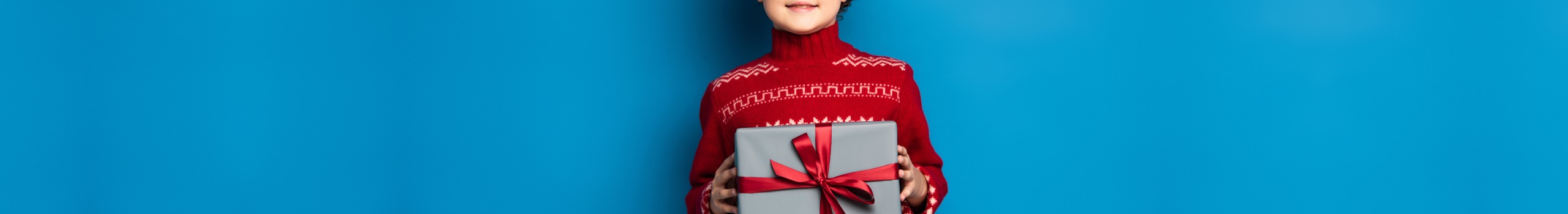 Ein Kind hält ein Geschenk