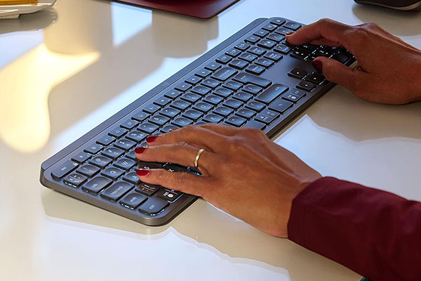 Eine Frau benutzt eine Logitech Tastatur