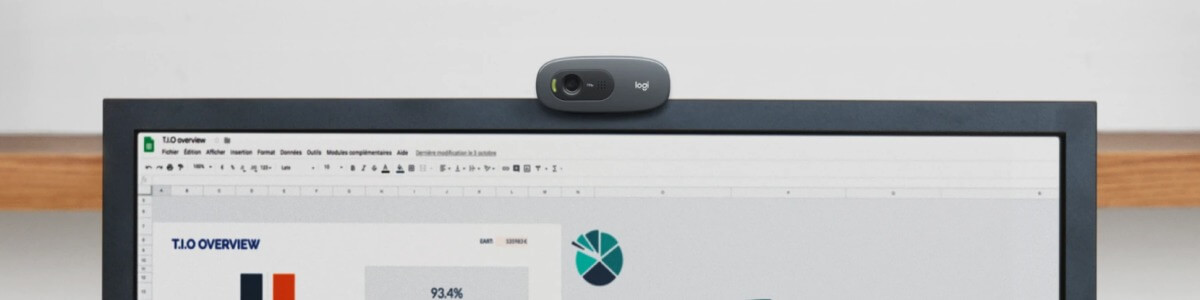 Eine Logitech Webcam ist an einem Computer-Monitor befestigt