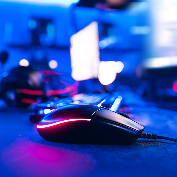 Gaming Maus in blau beleuchteter Gaming-Umgebung