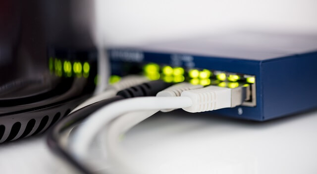 Ethernet-Kabel sind an einen Router angeschlossen