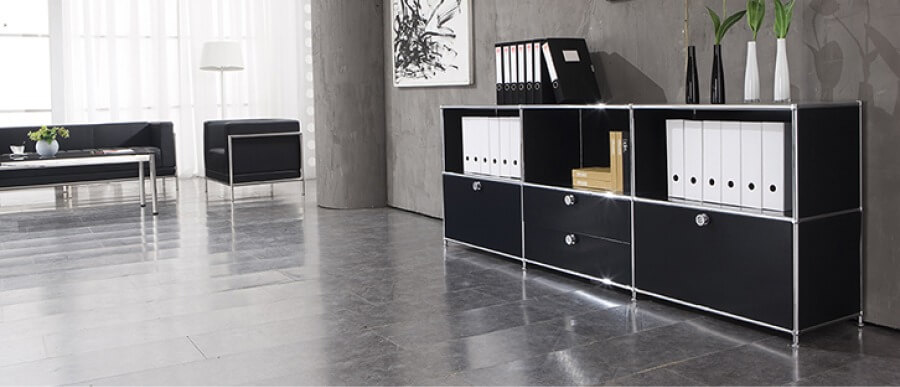 Ein elegantes Schwarzes Sideboard steht in einem Büro