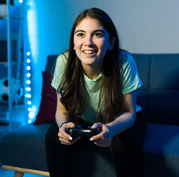 Eine Frau spielt begeistert an einer Spielkonsole
