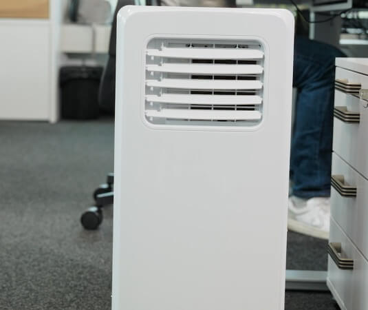 Ein Klimagerät steht im Büro. 