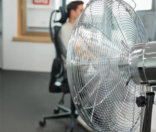 Ein Ventilator steht im Büro.