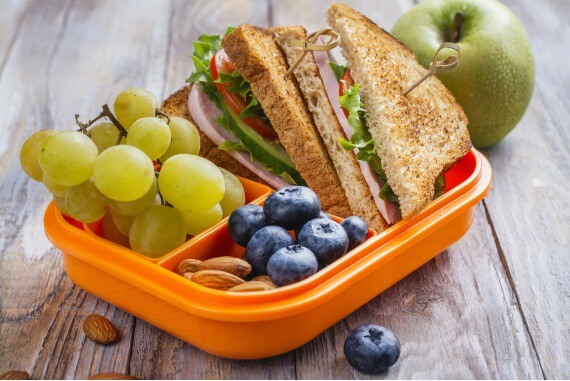 Znüni Lunchbox mit Früchten und Sandwich